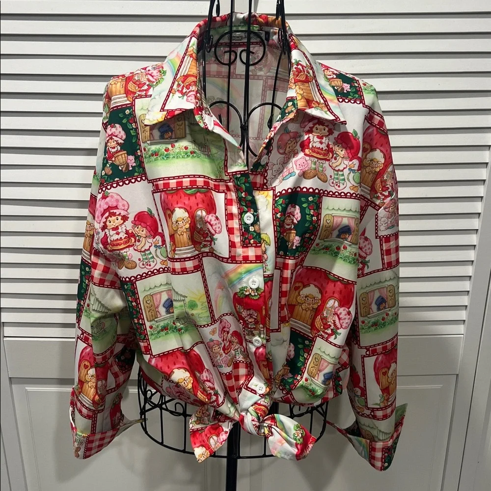 The World Of Strawberry Shortcake Button Down 3/4 Sleeve Adorable Top 🍓🍰🍓 - Picture 4 of 10
